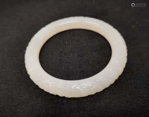 A HETIAN JADE BRACELET WITH CLOUD MOTIFF