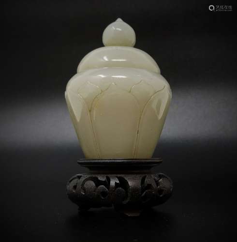 A WITH LOTUS FLOWER SHAPE HE-TIAN JADE VASE