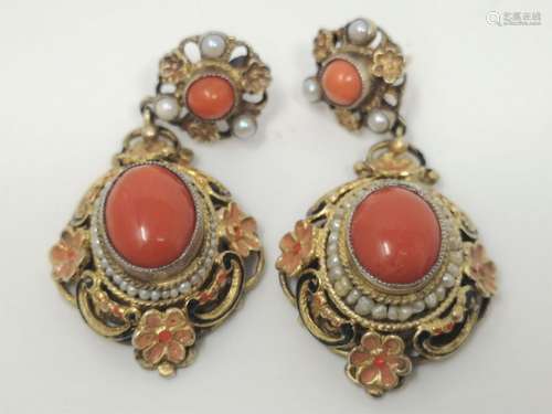 A PAIR OF GILT SILVER EARRINGS WITH NATURAL CORALS