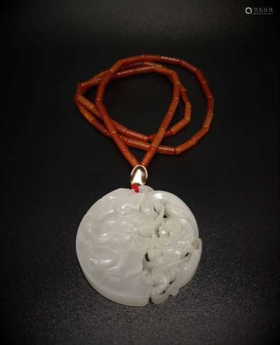 AN EXQUISITELY CARVED WHITE JADE PENDANT