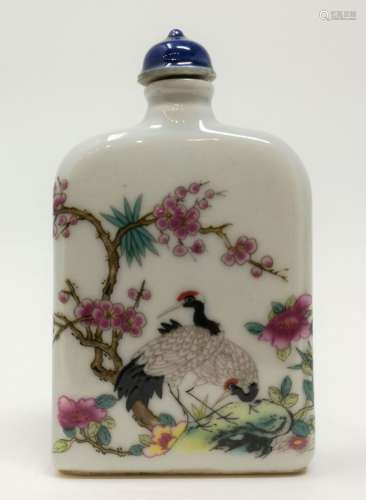 A PORCELAIN SNUFF BOTTLE (PINE TREE AND CRANES)