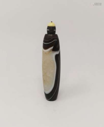 AN UNSUAL ARGATE SNUFF BOTTLE