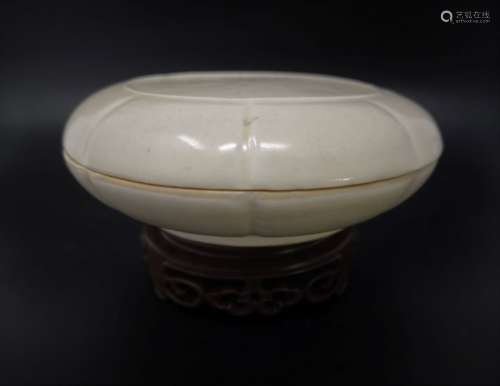 A DING YAO CONTAINER WITH LID