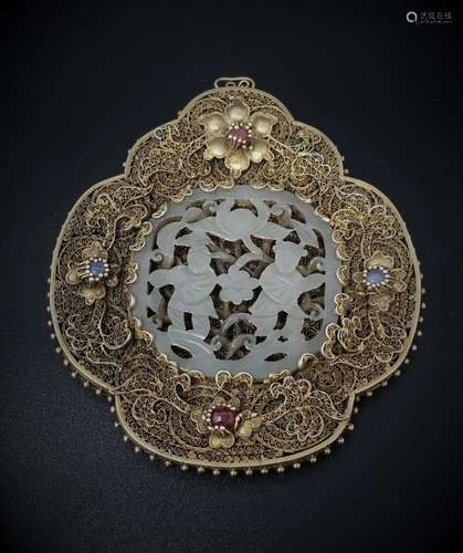 A GILT SILVER PLAQUE WITH HE-TIAN JADE CENTER PIECE