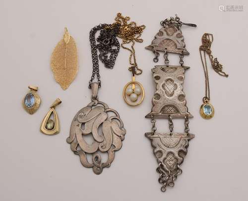 Lot with various jewelry including a silver bible lock