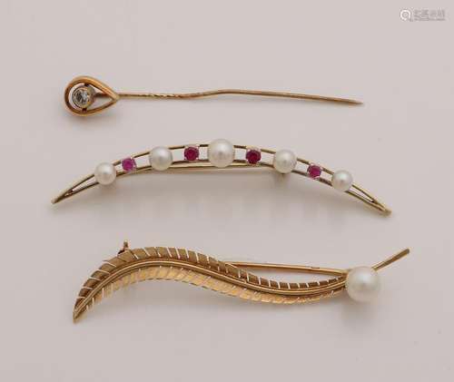 Three yellow gold plugs, 585/000, a branch brooch with