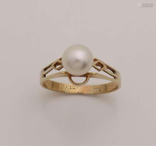 Yellow gold ring, 585/000, with cultured pearl, ø7 mm.