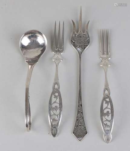 Lot with 4 parts silver cutlery, a cream spoon,