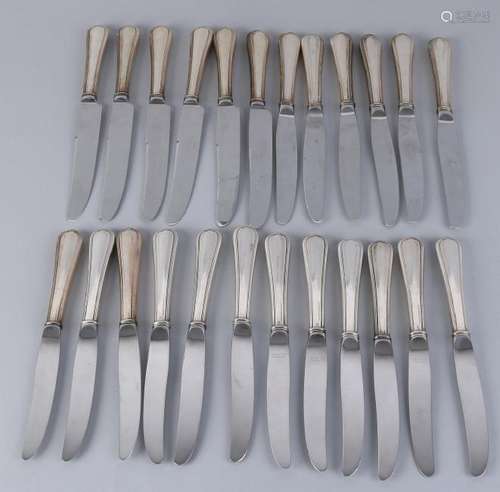 Lot with 24 knives with silver contoured handle with