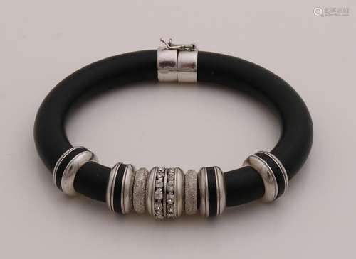 Rubber bracelet with silver elements and clasp,