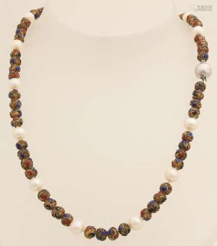Necklace of pearls and cloisonne beads, ø 6mm, with a