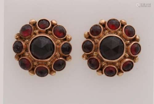 Yellow gold earrings, 585/000, with garnet. Gold
