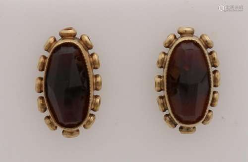 Yellow gold earrings with garnet, 585/000. Oval