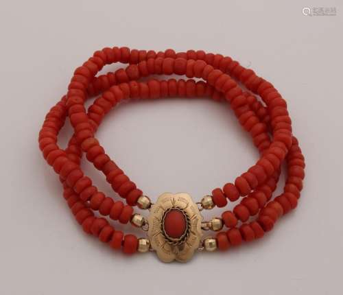 Bracelet of red coral with a yellow gold clasp,
