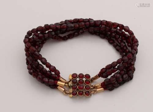Bracelet made of garnet with yellow gold clasp,