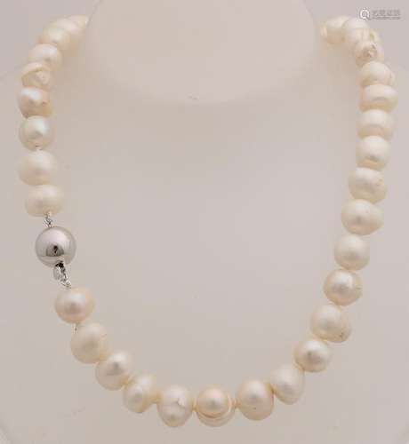 Pearl necklace of baroque freshwater pearls, around