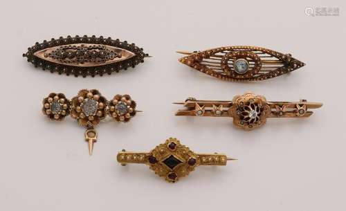 Five antique gold brooches, 585/000. Two