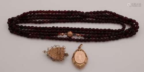 Lot of gold, 585/000, with a garnet necklace with a