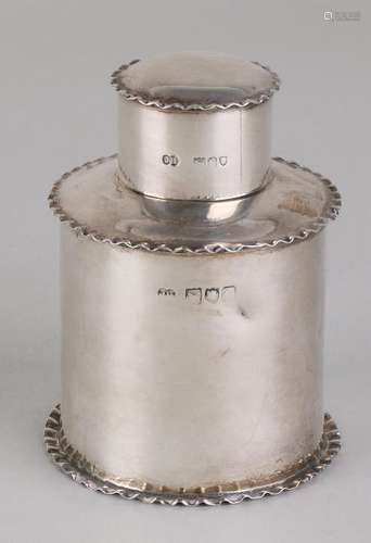 Silver tea can, 925/000, cylindrical with wavy edge on