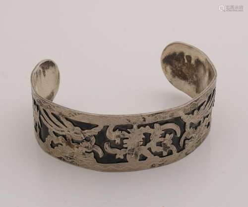 Silver clamp, 925/000, with a sawn Eastern decor, with