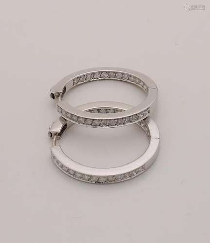 Elegant white gold creoles, 750/000, with diamonds.