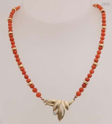 Blood coral necklace with pendant clasp, 333/000.