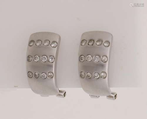 White gold earrings, 585/000, with diamond. Half