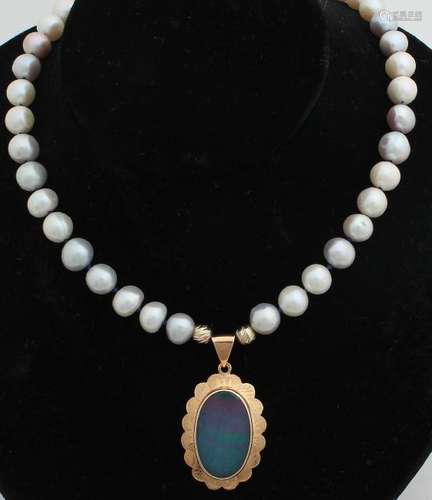 Pearl necklace with gold pendant, 585/000, with blue