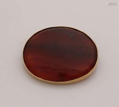 Yellow gold brooch, 585/000, with agate. Oval brooch