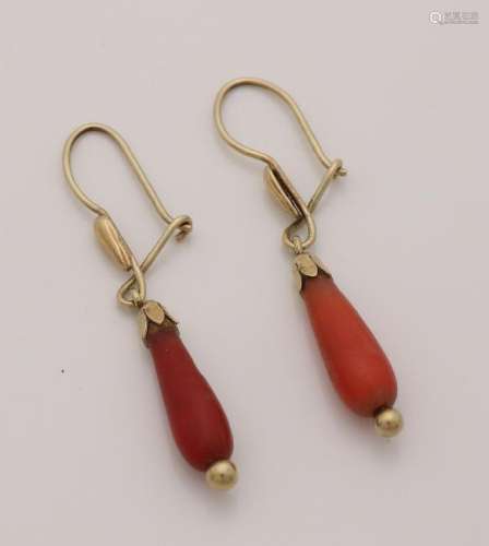 Yellow gold earrings, 585/000, with red coral. A