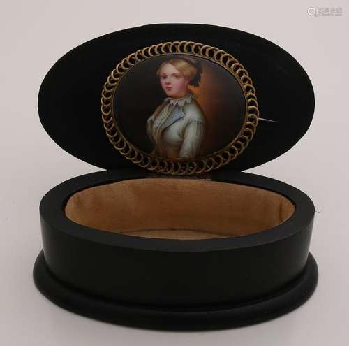 Wooden box, oval model with an oval brooch with painted