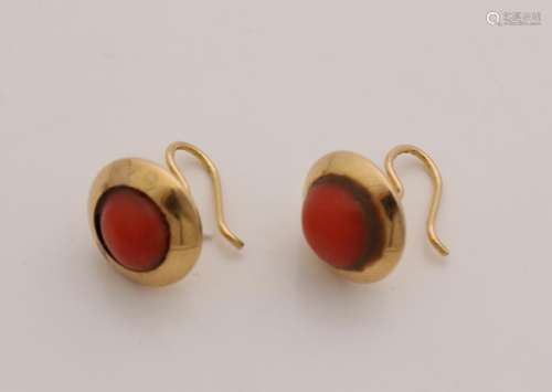 Yellow gold earhooks, 585/000, with red coral. Round