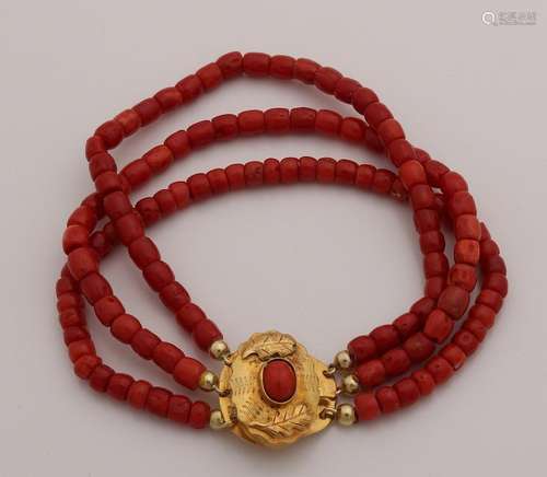 Bracelet of red coral with yellow gold clasp, 585/000.