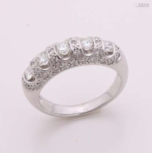 Very nice white gold ring, 750/000, royal set with