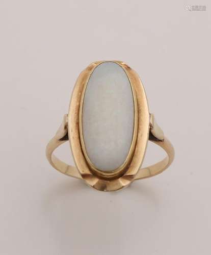 Yellow gold ring, 585/000, with white opal. Ring with