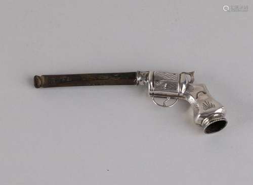 Silver groom's pipe in the shape of a gun, 835/000,