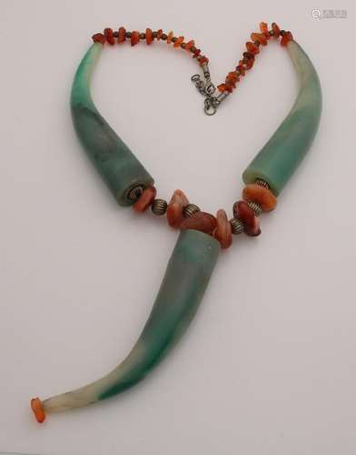 Necklace with agate and three large horn-shaped jade