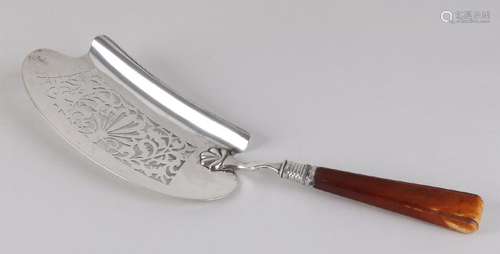 Silver fish scoop, 833/000, with sawn pattern and with