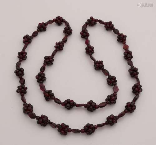 Garnet necklace, round and diamond shaped, knotted in