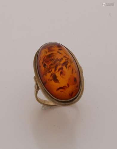 Ring with amber, 333/000. Ring with a large oval amber