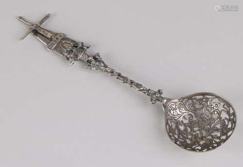 Silver scattering spoon, 833/000, with a round