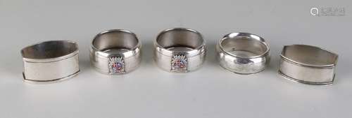 Five napkin bands, a silver band, 833/000, round sphere