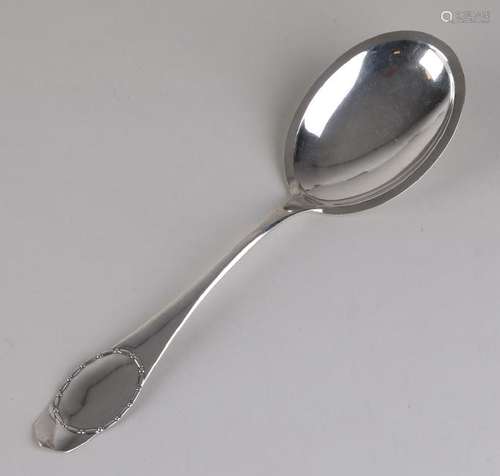 Silver Danish Art Deco shovel with decoration on the