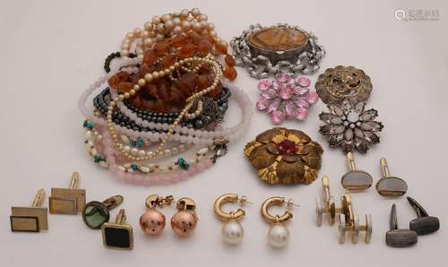 Lot of jewelry with 2 pairs of silver plated earrings,