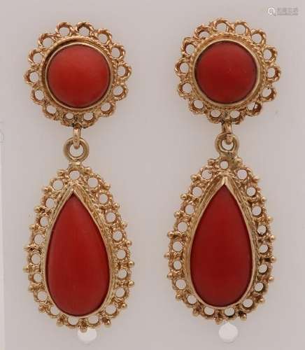 Yellow gold earrings, 585/000, with red coral. Round