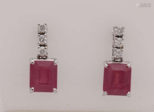 White gold earrings, 585/000, with diamond and ruby.