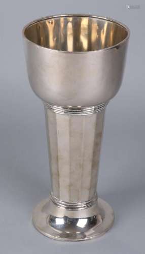 Beautiful silver Art Deco vase, 800/000, on a round