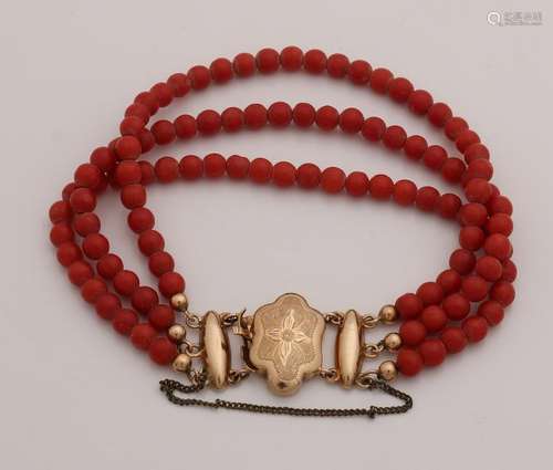 Bracelet of red coral with yellow gold clasp, 585/000.