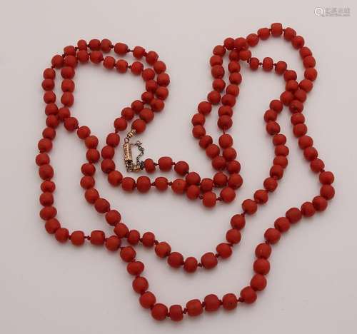 Red coral necklace with yellow gold clasp, 585/000.