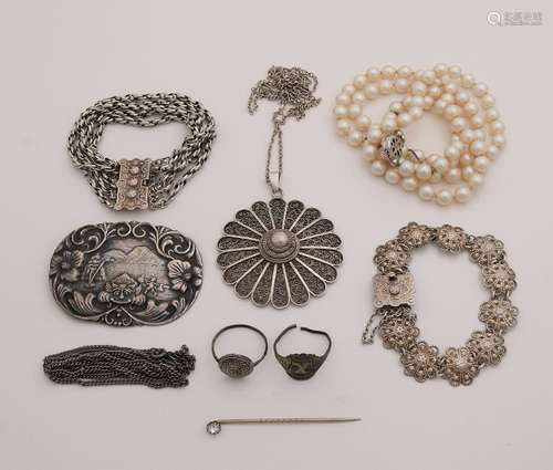 Lot with silver jewelry, with 2 bracelets, 2 rings, a